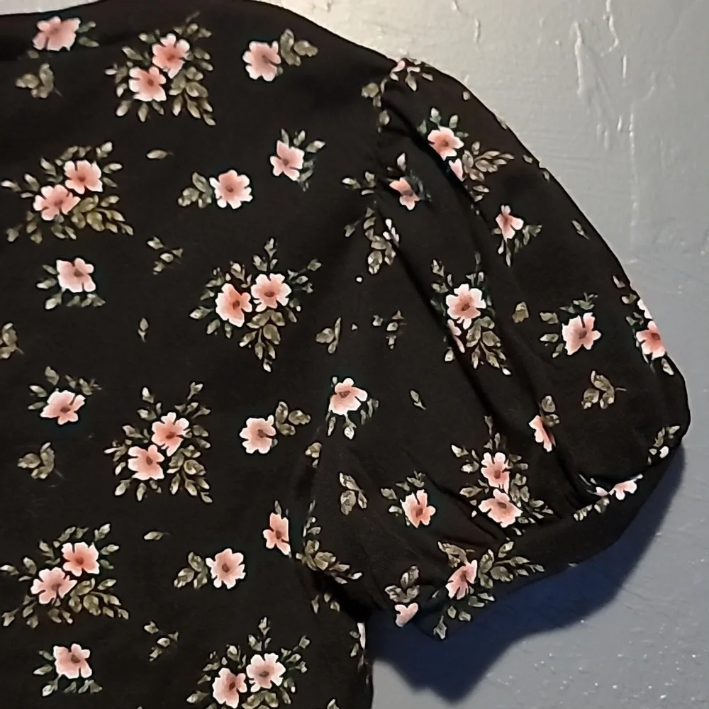 Form-fitting Stretchy Crop Top with Roses - Picture 6 of 6